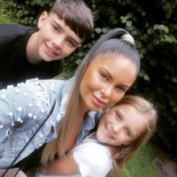 Ibu dari empat orang anak itu mengatakan bahwa ia mengurangi jam kerjanya di rumah sakit karena pandemi Corona. Ia memilih untuk lebih banyak di rumah demi kesehatan dirinya dan keselamatan anak-anaknya agar terhindar dari penularan Corona.  Foto: Facebook