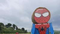 Awal dari ide ini adalah memikirkan hal apa yang baru-baru ini diukai oleh orang banyak. Dan superhero menjadi jawabannya. Kemudian mereka mulai merancang sketsa, memantapkan konsep, dan menentukan bahan yang membantu jerami bisa dibangun menjadi patung superhero. (Two Castles Community Festival/Facebook)