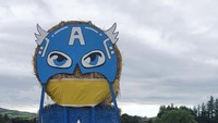 Hal unik dilakukan oleh sebuah desa bernama County Tyrone yang berada di Ulster, Irlandia. Mereka membangun ragam patung superhero dari jerami dengan ukuran raksasa. (Two Castles Community Festival/Facebook)
