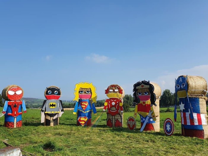 patung jerami superhero