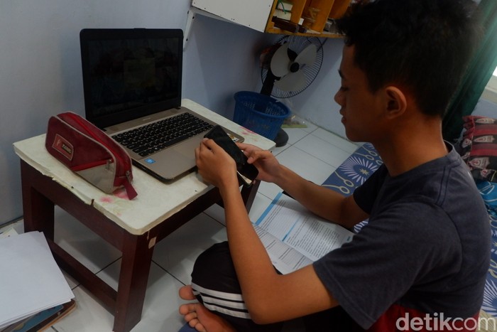 Pelajar SMA di Banjarnegara, Satria Adi Pamungkas membuat manisan salak untuk beli kuota demi belajar online, Rabu (19/8/2020).