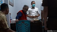 Sebelum masuk ke Lapas, Qomar sempat menjalani pemeriksaan rapid test oleh petugas dari Dinas Kesehatan Brebes. Setelah dinyatakan nonreaktif, Qomar lalu digiring ke dalam lapas.