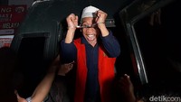 Ini momen saat pelawak Nurul Qomar pamer borgol di Lapas Brebes.