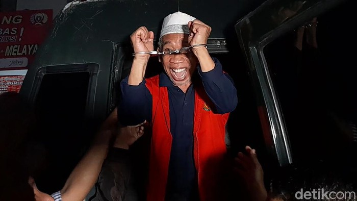 Pelawak Nurul Qomar hari ini dieksekusi ke Lapas kelas II Brebes. Disana, ia langsung pamer borgol saat turun dari mobil.