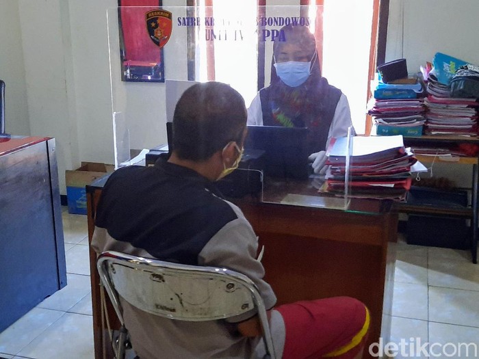 Polisi menangkap pria di Bondowoso yang memperkosa anak kandungnya sendiri. Selama buron, pelaku berpindah-pindah tempat untuk menghindari kejaran polisi.
