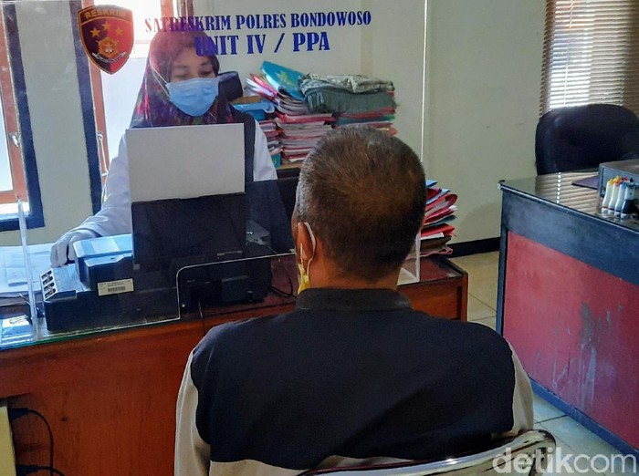 Polisi menangkap pria di Bondowoso yang memperkosa anak kandungnya sendiri. Selama buron, pelaku berpindah-pindah tempat untuk menghindari kejaran polisi.