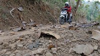 Pandemi COVID-19 telah membuat dunia berubah termasuk proses belajar mengajar yang dianjurkan untuk dilakukan secara daring. Sayangnya tidak semua siswa memiliki akses internet terutama di kawasan pelosok, sehingga dibutuhkan guru yang rela mendatangi rumah para murid untuk melakukan pembelajaran tatap muka.   