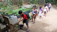 Selain itu, sebagian orang tua siswa tidak memiliki gawai berbasis android sehingga tidak bisa untuk melakukan pembelajaran secara daring. Demi berlangsungnya pendidikan untuk siswanya, Suroto mengunjungi rumah murid untuk melakukan pembelajaran tatap muka.  