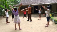 Meskipun melakukan pembelajaran tatap muka, Suroto tetap melakukan protokol kesehatan dengan memakai masker, mencuci tangan dengan sabun, dan menjaga jarak.  