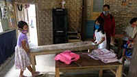 Suroto menuturkan sekitar satu minggu setelah anak belajar di rumah akibat pandemi COVID-19 pada pertengahan Maret 2020, ia bersama teman-teman guru lain mengambil inisiatif untuk mendatangi rumah murid untuk belajar bersama.  