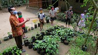 Suroto juga mendatangi murid-muridnya yang tinggal di wilayah Kabupaten Kulonprogo dengan jarak terjauh siswa yang harus didatangi sekitar 6 kilometer. Suroto menegaskan inisiatif dirinya mengunjungi murid, bukan hanya karena susah sinyal telepon seluler, tetapi tanggung jawab sebagai guru pendamping karena pengalaman belajar secara daring kurang maksimal.  