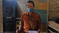 Salah satunya adalah Henricus Suroto (59), seorang guru SD Kanisius Kenalan, Borobudur, Kabupaten Magelang, Jawa Tengah. Sejak pandemi COVID-19 ini pihak sekolah tempat Suroto mengajar telah mengikuti anjuran pemerintah untuk melakukan pembelajaran daring, namun banyak siswa yang tidak bisa mengakses internet karena kondisi medan di daerah pegunungan.  