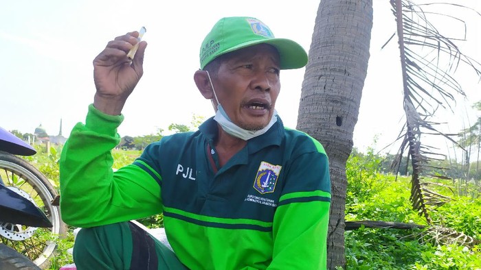 Penggali makam di TPU Tegal Alur, Jakarta Barat, bernama Saun (55) (Luqman Nurhadi Arunanta/detikcom)