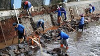 Perbaikan turap dilakukan secara bertahap di sepanjang sungai tersebut.