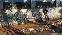 Sebagian dinding turap telah hampir jadi, tinggal proses finishing.