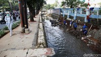 Perbaikan ini untuk mencegah longsor di sungai tersebut.