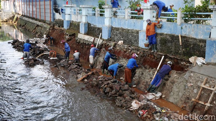 Perbaikan Turap Kali Pancoran Pekerja menyelesaikan perbaikan turap Kali Pancoran di Jakarta, Rabu (19/8/2020). Perbaikan yang dilakukan merupakan bagian dari perawatan rutin guna memperkuat dinding turap sehingga mencegah kelongsoran.