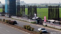 Alat-alat berat terus beroperasi dan para pekerja sibuk dengan pekerjaannya masing-masing.