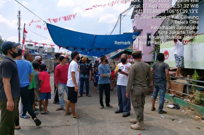 Petugas Satpol PP Jakarta Timur membubarkan kerumunan warga yang menjadi peserta serta penonton lomba 17 Agustus di Kampung Melayu, Jakarta Timur, Senin (17/8/2020). (ANTARA/HO-Satpol PP Jaktim).