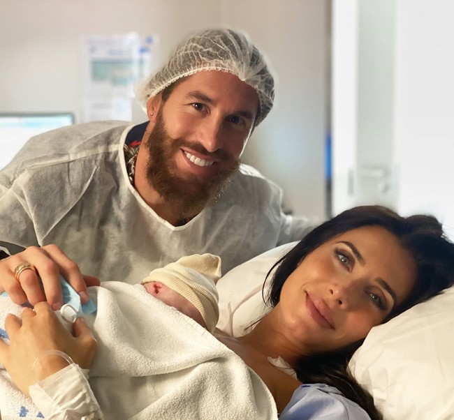 Sebelumnya pemain Real Madrid Sergio Ramos mengungkapkan kabar bahagia kelahiran anak keempatnya bersama Pilar di Instagram. Dia mengunggah potret dirinya berpose bersama sang istri, Pilar Rubio bersama anak keempat mereka yang baru lahir. Pilar yang berbaring di tempat tidur terlihat cantik dengan makeup yang on point. Foto: Instagram @pilarrubio_oficial.