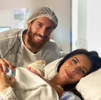 Sebelumnya pemain Real Madrid Sergio Ramos mengungkapkan kabar bahagia kelahiran anak keempatnya bersama Pilar di Instagram. Dia mengunggah potret dirinya berpose bersama sang istri, Pilar Rubio bersama anak keempat mereka yang baru lahir. Pilar yang berbaring di tempat tidur terlihat cantik dengan makeup yang on point. Foto: Instagram @pilarrubio_oficial.