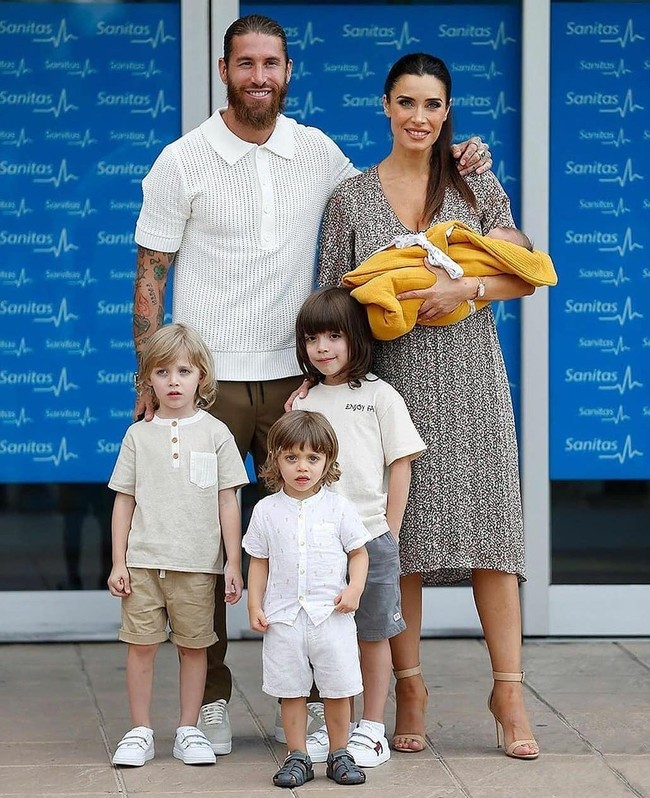 Sangat senang bisa memperkenalkan Máximo Adriano. Dia dilahirkan pada 19.56 waktu setempat dan mempunyai berat 3.270 kg. Ibu dan bayi dalam keadaan sempurna, tulis Sergio Ramos di keterangan fotonya di Instagram. Dalam unggahan yang lain, Pilar Rubia menampilkan momen foto keluarga terbaru mereka bersama bayi Maximo. Foto: Instagram @pilarrubio_oficial.