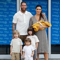 Sangat senang bisa memperkenalkan Máximo Adriano. Dia dilahirkan pada 19.56 waktu setempat dan mempunyai berat 3.270 kg. Ibu dan bayi dalam keadaan sempurna, tulis Sergio Ramos di keterangan fotonya di Instagram. Dalam unggahan yang lain, Pilar Rubia menampilkan momen foto keluarga terbaru mereka bersama bayi Maximo. Foto: Instagram @pilarrubio_oficial.