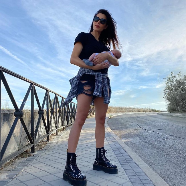 Dalam foto lain yang diunggah Pilar Rubio tampak berpose memperlihatkan kaki jenjangnya sambil menggendong bayinya yang baru berusia seminggu. Seminggu telah berlalu sejak pertama kali saya menggendong kamu dalam pelukanku, tulis Pilar yang saat berpose tak tampak seperti wanita baru melahirkan itu. Foto: Instagram @pilarrubio_oficial.