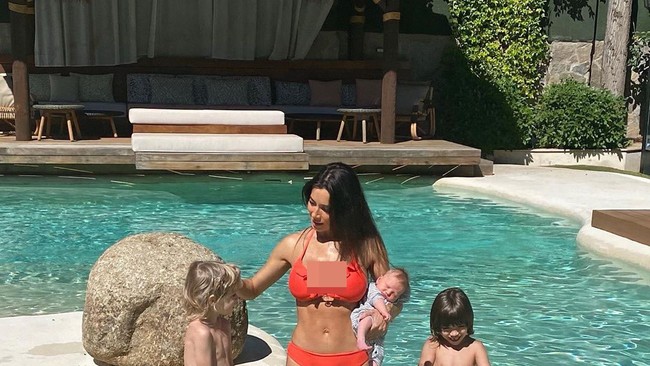 Pilar Rubio Fernández memperlihatkan perut langsingnya yang bikin takjub netizen saat dia mengunggah foto liburannya bersama keempat anaknya, termasuk sang anak yang masih bayi. WAGs 24 tahun itu tampil memakai bikini coral dan menggendong bayi yang baru dilahirkannya dengan tangan kirinya.Foto: Instagram @pilarrubio_oficial.