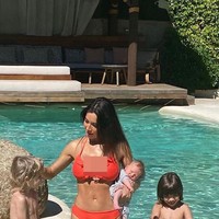 Pilar Rubio Fernández memperlihatkan perut langsingnya yang bikin takjub netizen saat dia mengunggah foto liburannya bersama keempat anaknya, termasuk sang anak yang masih bayi. WAGs 24 tahun itu tampil memakai bikini coral dan menggendong bayi yang baru dilahirkannya dengan tangan kirinya.Foto: Instagram @pilarrubio_oficial.