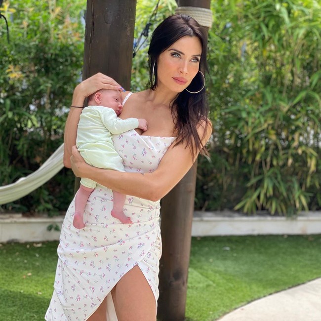 Pilar Rubio melahirkan anak keempatnya yang bernama Maximo Adriano pada 26 Juli 2020. Dalam waktu 20 hari setelah melahirkan, perut istri Sergio Ramos itu sudah tampak langsing. Foto: Instagram @pilarrubio_oficial.