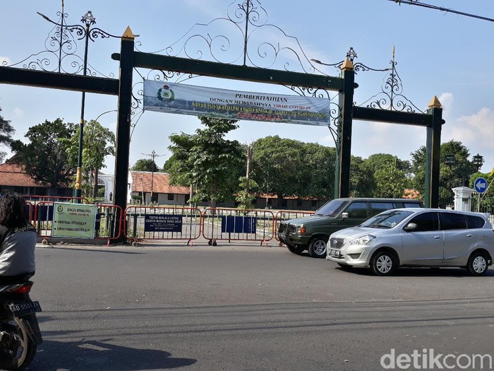Pintu Mangkunegaran Solo dibarikade untuk mencegah masyarakat masuk, Rabu (19/8/2020).