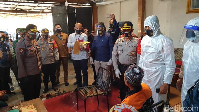 Polisi Menetapkan Pencium Jenazah COVID-19 Sebagai Tersangka