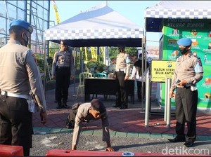Alasan Gerah Pakai Masker, Polisi Ngawi Dihukum Push Up