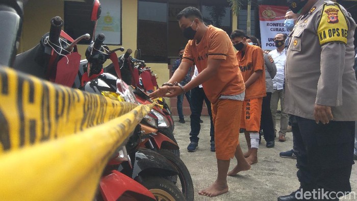 Polres Cimahi tangakap seorang residivis pencuri motor.