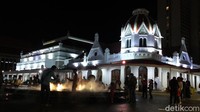 Alun-alun yang berada di komplek Balai Pemuda ini, kini memiliki latar yang luas.