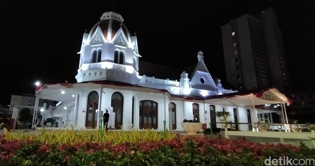 Pemerintah Kota (Pemkot) Surabaya akan meresmikan plaza atas kompleks Balai Pemuda Surabaya. Kawasan yang difungsikan sebagai wadah kegiatan para penggiat seni dan budaya tersebut, kini semakin cantik dan sejuk karena dilengkapi dengan dua air mancur kabut.