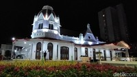 Tidak hanya itu, sekitarnya juga dibangun taman yang indah.