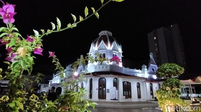 Pemerintah Kota (Pemkot) Surabaya akan meresmikan plaza atas kompleks Balai Pemuda Surabaya. Kawasan yang difungsikan sebagai wadah kegiatan para penggiat seni dan budaya tersebut, kini semakin cantik dan sejuk karena dilengkapi dengan dua air mancur kabut.