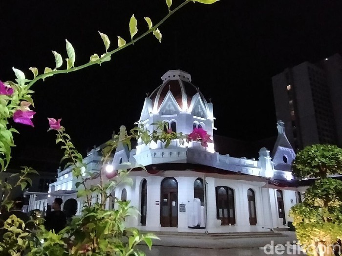 Pemerintah Kota (Pemkot) Surabaya akan meresmikan plaza atas kompleks Balai Pemuda Surabaya. Kawasan yang difungsikan sebagai wadah kegiatan para penggiat seni dan budaya tersebut, kini semakin cantik dan sejuk karena dilengkapi dengan dua air mancur kabut.