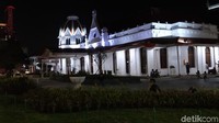 Warga dari berbagai sudut Kota Surabaya mulai datang melihat langsung Plaza atas alun-alun Suroboyo ini. 