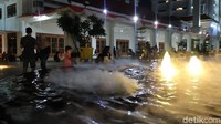 Dua air mancur kabut yang berdiameter sekitar 8 meter ini menjadi daya tarik baru di kawasan ini.