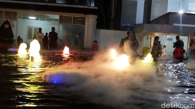 Pemerintah Kota (Pemkot) Surabaya akan meresmikan plaza atas kompleks Balai Pemuda Surabaya. Kawasan yang difungsikan sebagai wadah kegiatan para penggiat seni dan budaya tersebut, kini semakin cantik dan sejuk karena dilengkapi dengan dua air mancur kabut.