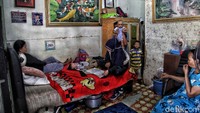 Warga menempati shelter penampungan sejak digusur pada 2016 silam.