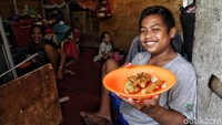 Suasana aktivitas warga di shelter penampungan Kampung Akuarium.