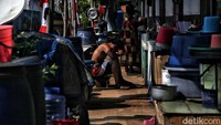 Kampung Akuarium ini dulunya pernah digusur. Warga yang bertahan kini tinggal di shelter penampungan.