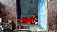 Sebagian warga yang di tinggal di shelter penampungan tidur hanya dengan beralaskan lantai.