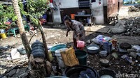 Shelter yang sempit membuat warga harus mencuci perabotan di luar tempat penampungan.