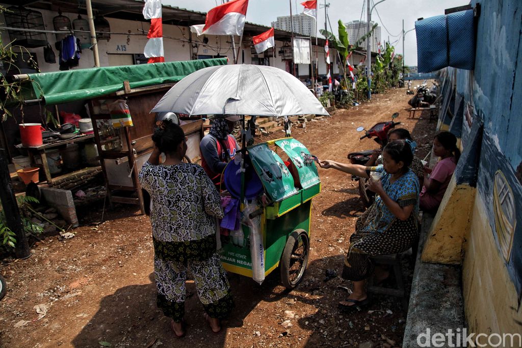 Setelah digusur, warga Kampung Akuarium mencoba bertahan dengan tinggal di shelter penampungan. Begini kondisi mereka saat ini.