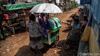 Suasana di Kampung Akuarium semarak dengan dikibarkannya bendera merah putih.